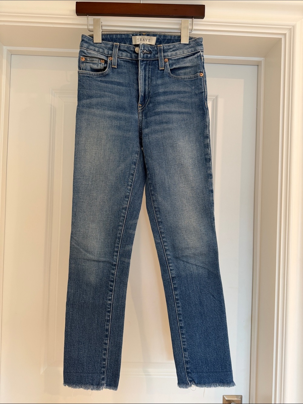 Trave Slim Straight women’s Jeans in Washed Blue